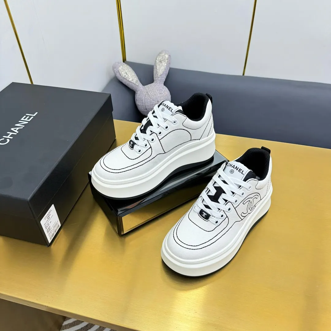 👟👟Ex-factory price 600👟👟 Upgraded version, upgraded version, upgraded version! No rebuttal accepted! ! ! ! Chanel Chanel panda shoes! 2025 counter's top casual sports shoes. This classic design; the upper is electro-embroidered with a variety of techniques; the outsole is fashionable and sporty; the unusual inclusion of a variety of color matching elements... The diversified mix and match is very good-looking and versatile, and can be used for leisure, fashion, sports, and outdoor... ꫛꫀꪝ Go➫ Materials: ❶Upper made of: original imported first-layer silk cowhide + original waterproof cloth + original first-layer cowhide ❷Inner lining: Original Yangli+Net ❸Outsole based on: Original TPU combination outsole Counter boutique packaging complete set for women 35–41 👉 👉